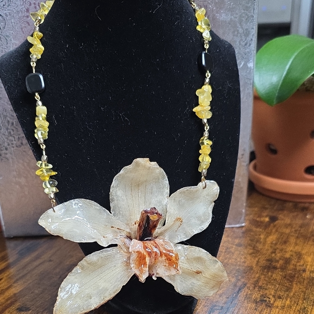 Elegant Floral Necklace with Yellow and Black Accents